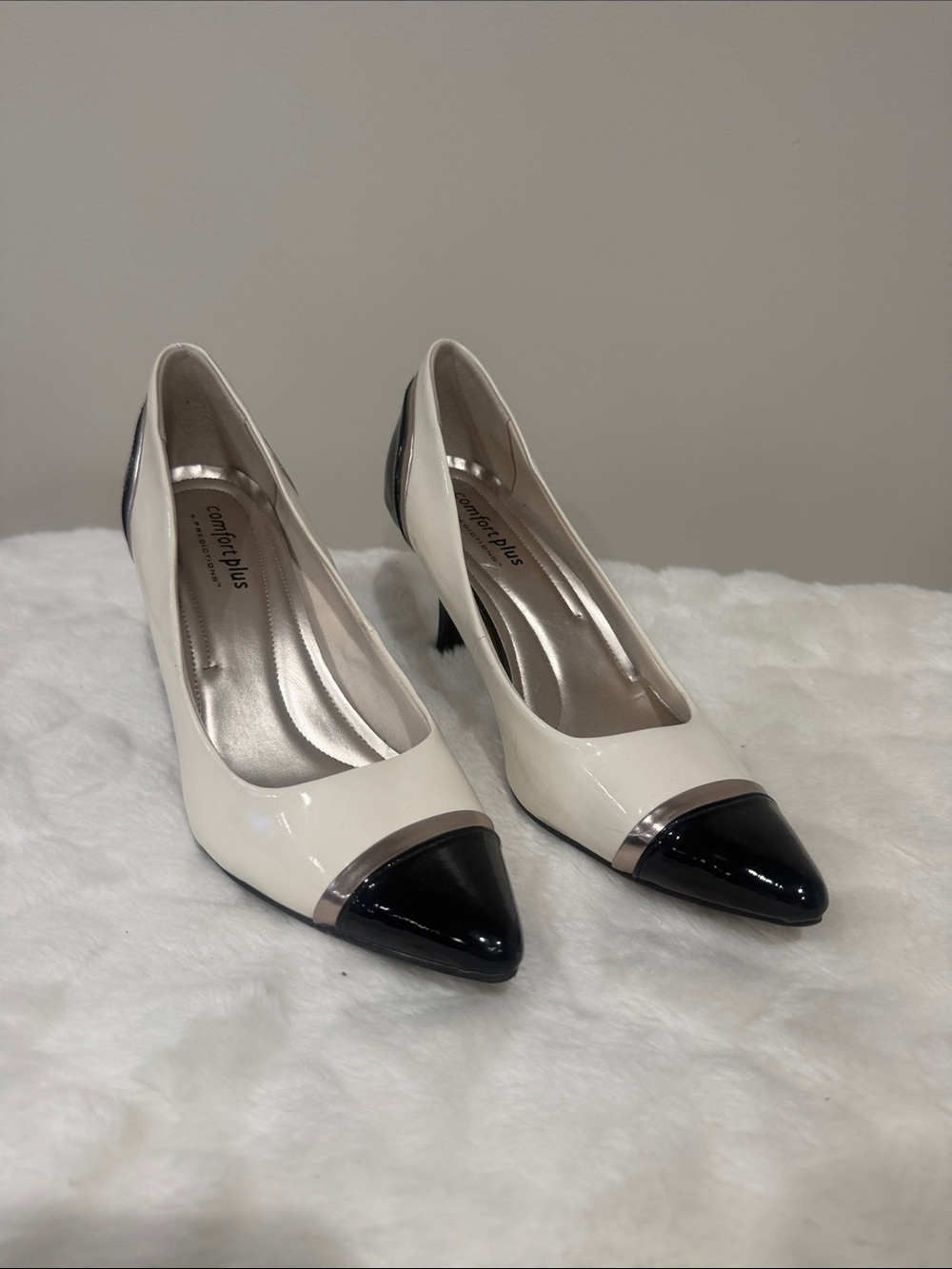 comfort plus by Predictions Two-Tone Cream and Black Pointed Pumps